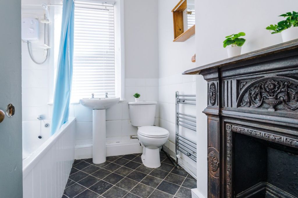 Property photo 2 of 8 53st - Bathroom