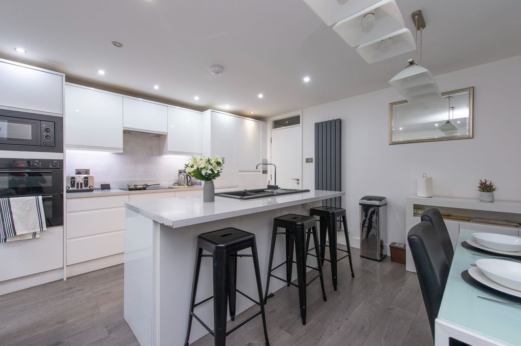 Property photo 1 of 7 3 Bed Detached House To Rent Grange Rd, London Cr3 6Sh