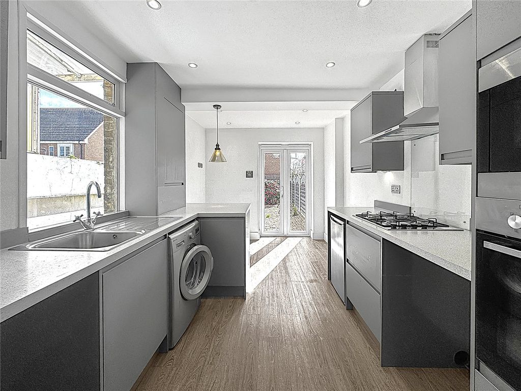 Property photo 3 of 10 Kitchen