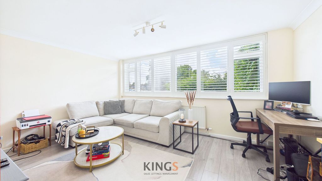 Property photo 3 of 24 Lounge