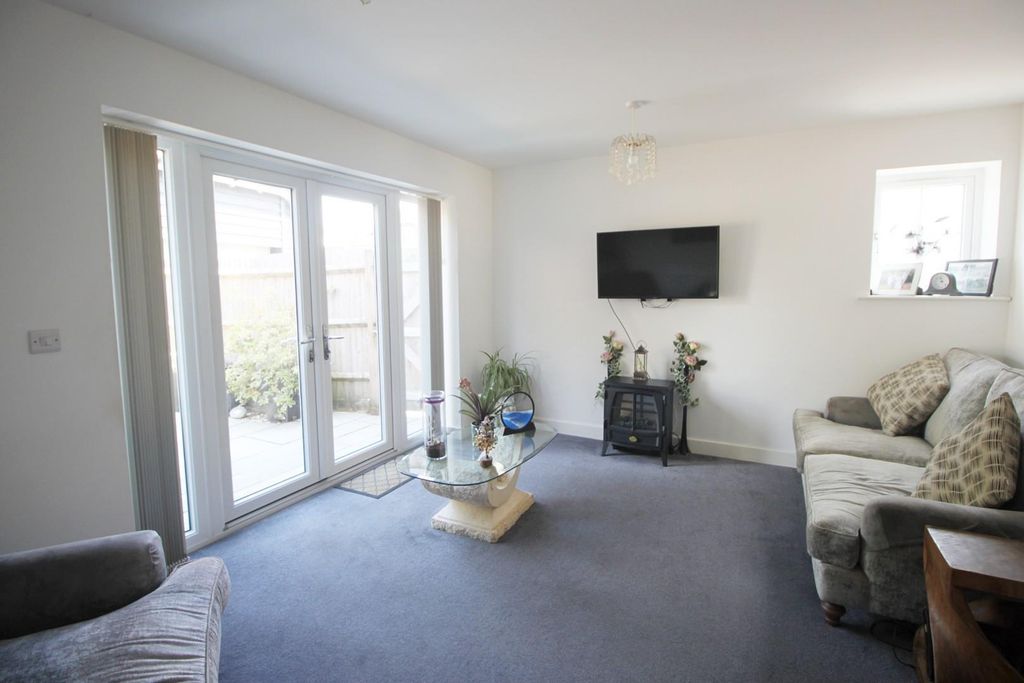 Property photo 3 of 21 Liv 1.Jpg