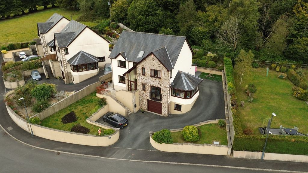 Property photo 1 of 32