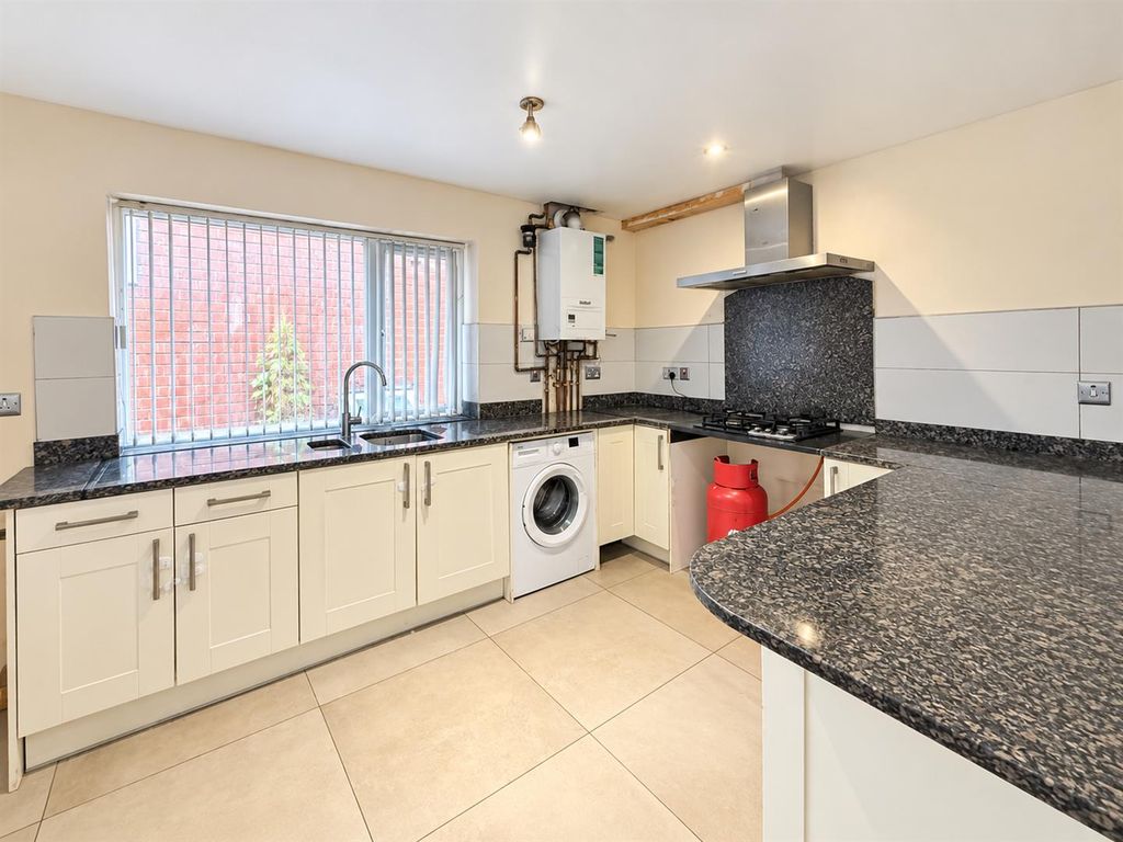 Property photo 1 of 4 Kitchen