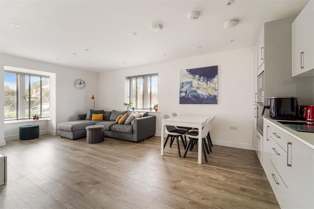 Property photo 2 of 16 Ceres Crescent, Minerva House (11).Jpg