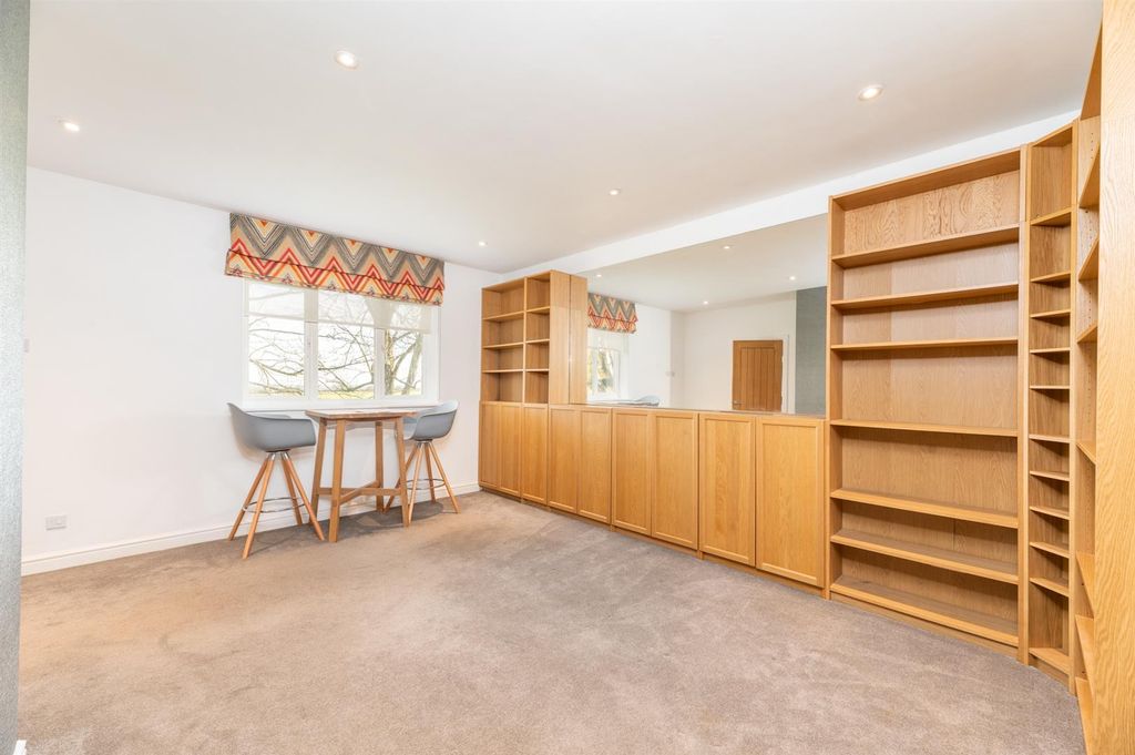 Property photo 3 of 23 Sitting Room