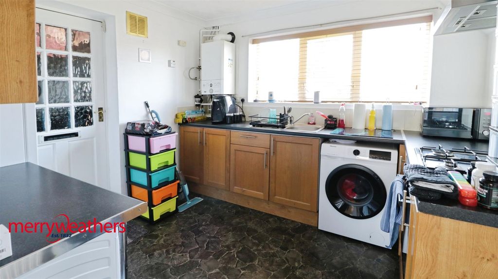Property photo 3 of 7 Kitchen