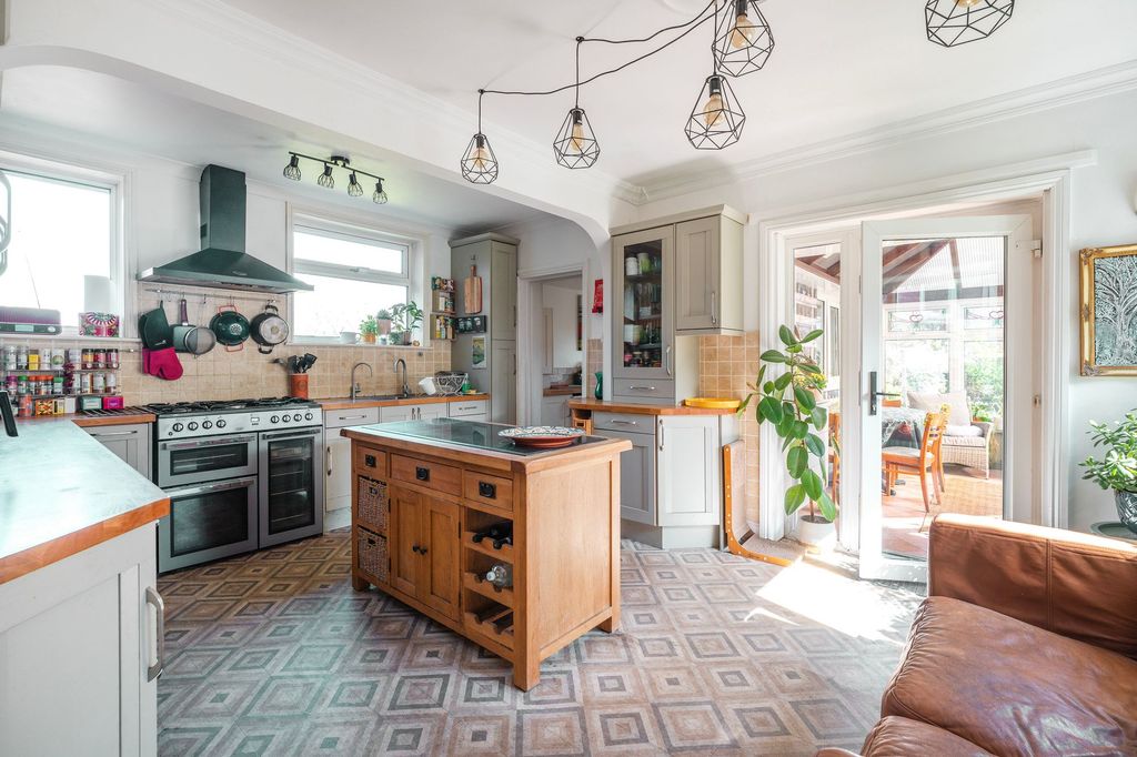 Property photo 2 of 28