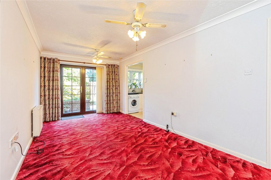 Property photo 2 of 11 Lounge