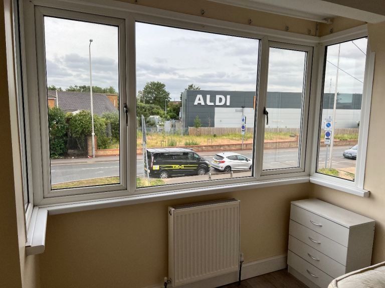 Property photo 2 of 15 Bright Bay Window With Local Amenities Nearby...