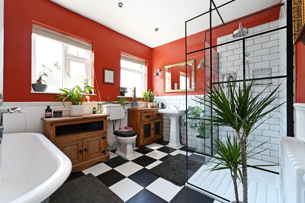 Property photo 2 of 23 Bathroom