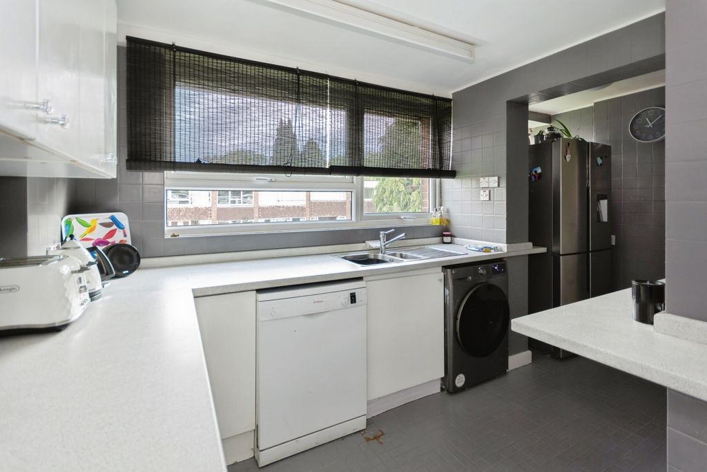 Property photo 3 of 17 Kitchen