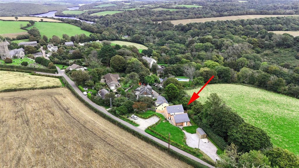 Property photo 1 of 21 Drone With Helford River.Arrowjpg.Jpg