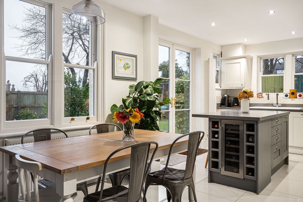 Property photo 3 of 16 Dining Area