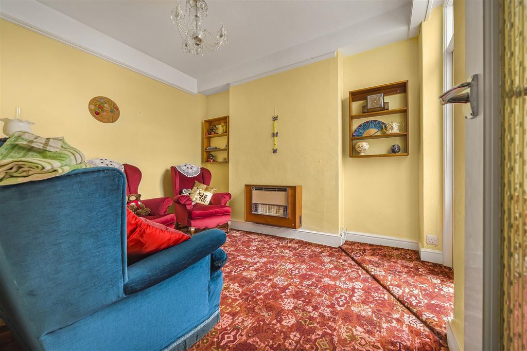 Property photo 3 of 23 Lounge