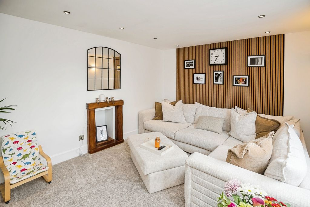 Property photo 3 of 17 Photo