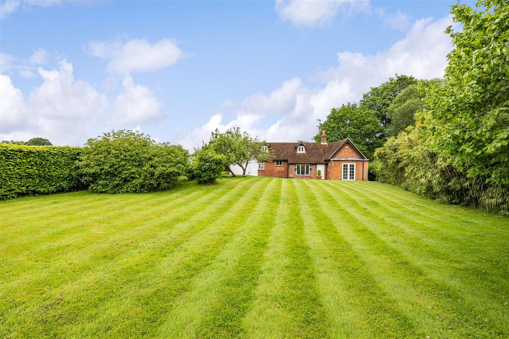 Property photo 1 of 20 Summerfields Cranleigh Road, Wonersh, Gu5 0Qy-34.J