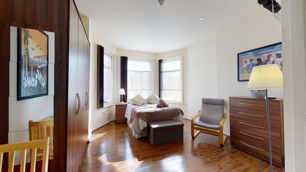 Property photo 2 of 8