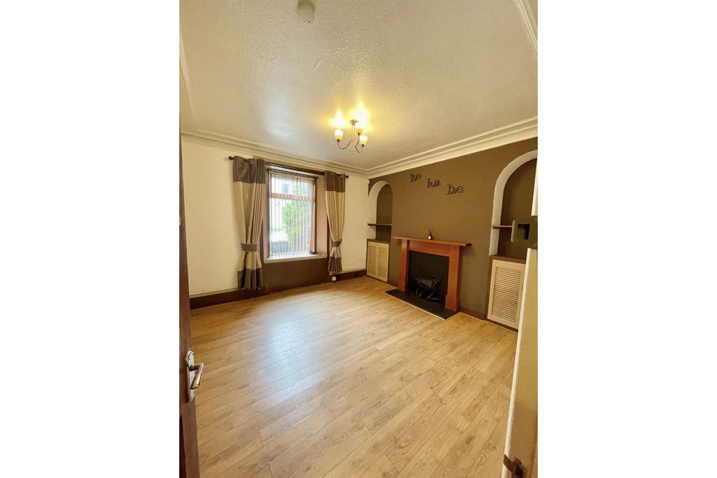 Property photo 3 of 8 Living Room