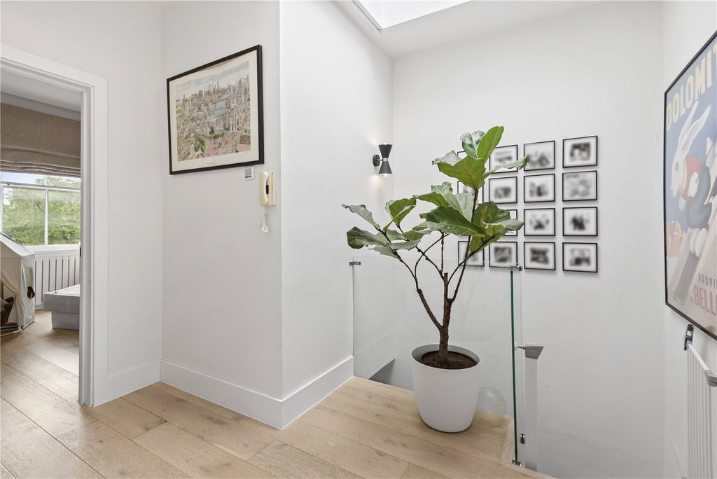 Property photo 3 of 13 Foyer