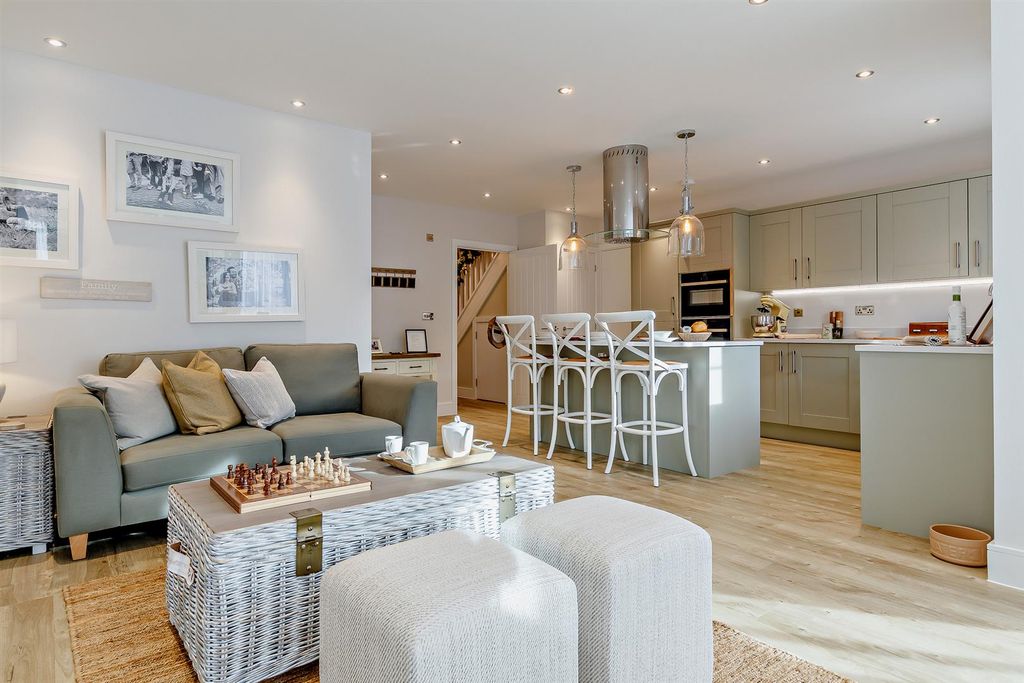 Property photo 2 of 18 8444580-Interior31-800.Jpg