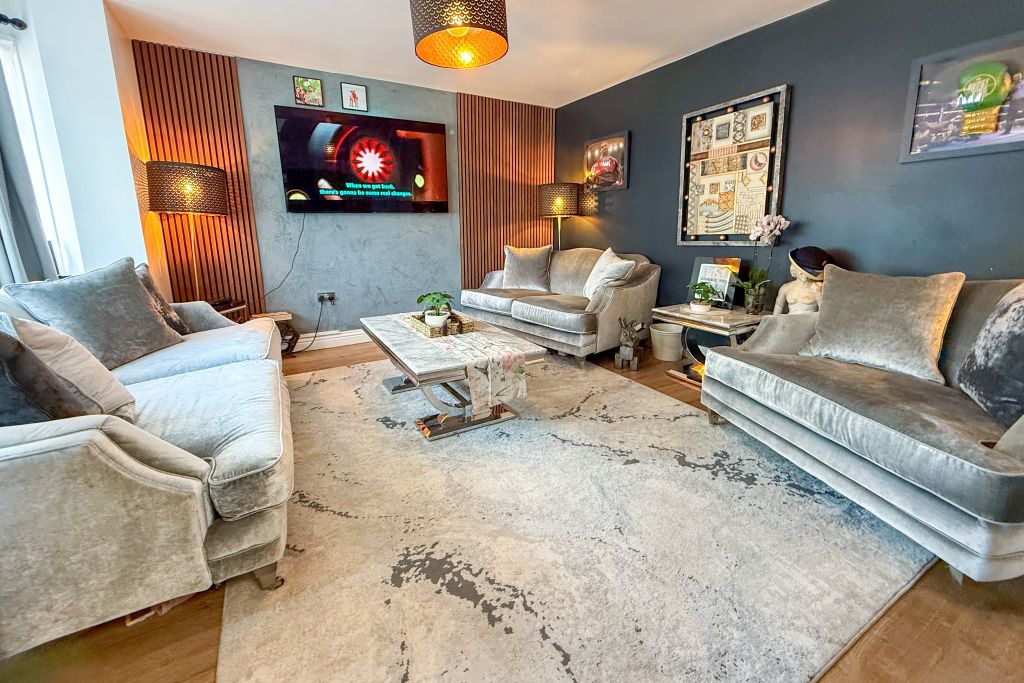 Property photo 3 of 13 Lounge