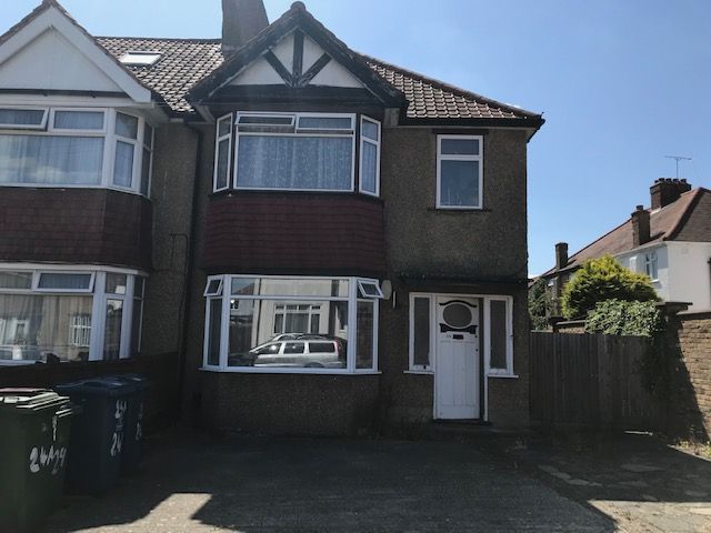 Property photo 1 of 3 London Properties Are Pleased To Offer To The Market This Spacious, Two Bedroom Ground Floor.