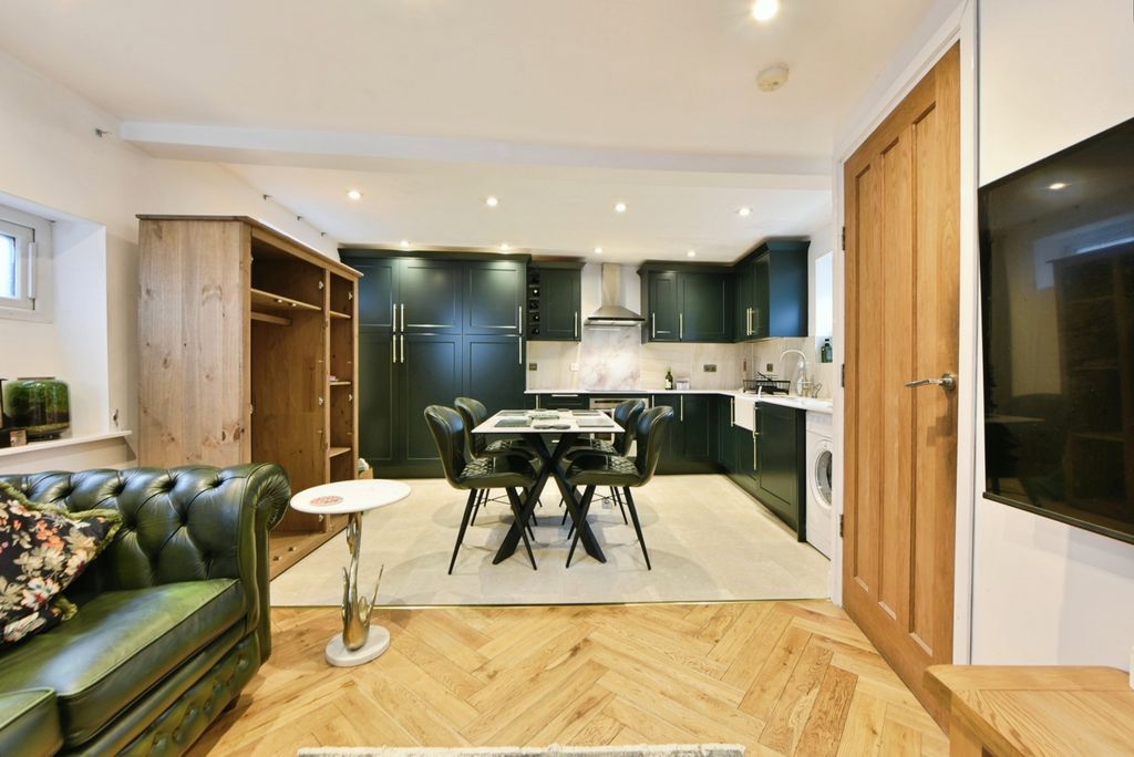 Property photo 2 of 19 Kitchen / Lounge