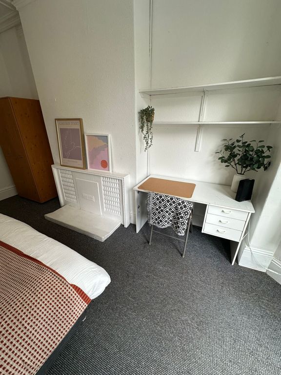 Property photo 1 of 42 A Well-Maintained Double Bedroom Featuring A Cozy ...