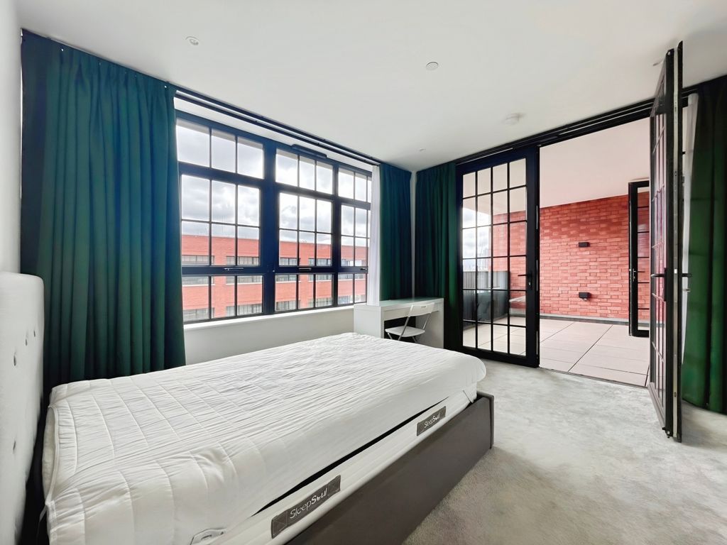 Property photo 2 of 17 Master Bedroom (2)