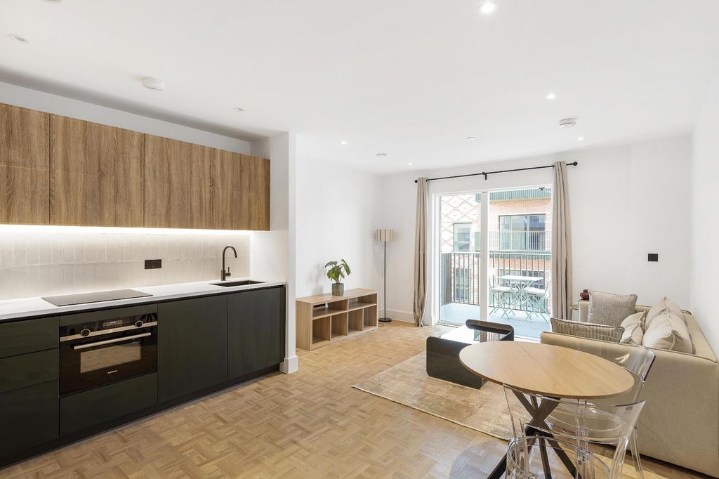 Property photo 1 of 11 Kitchen/Reception