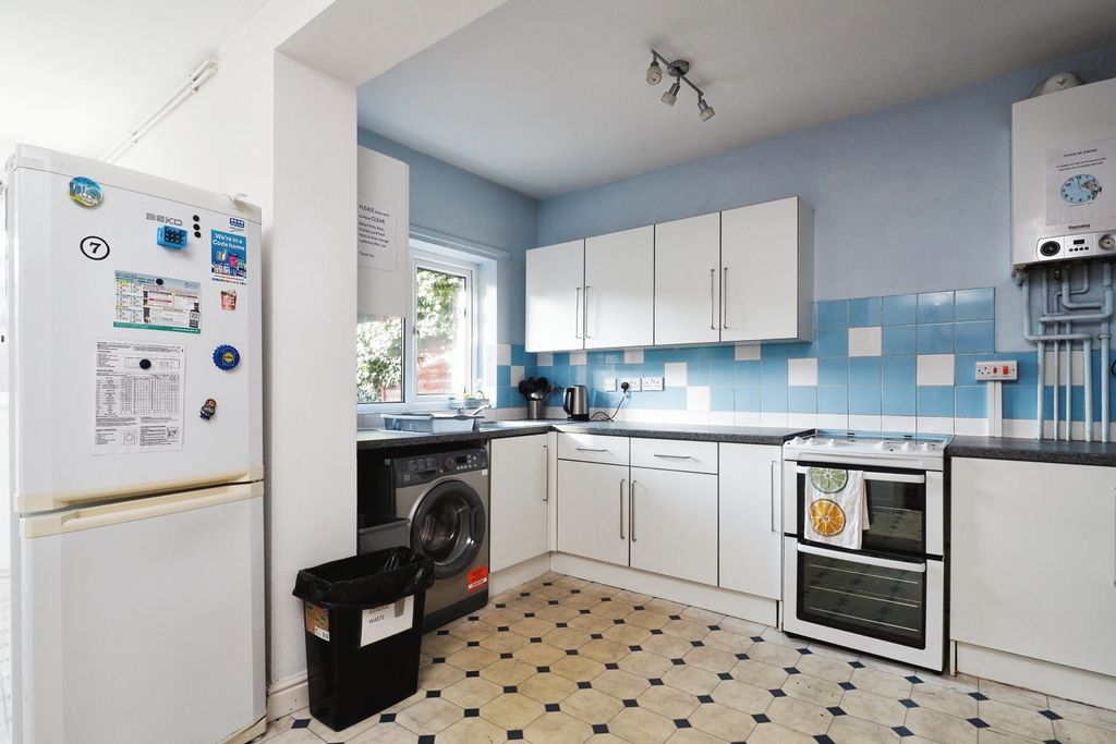 Property photo 2 of 18 Kitchen