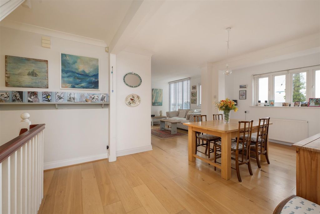 Property photo 3 of 24 Island Wall, Whitstable