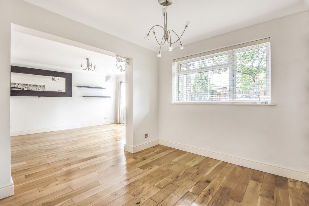 Property photo 2 of 7 Lounge.