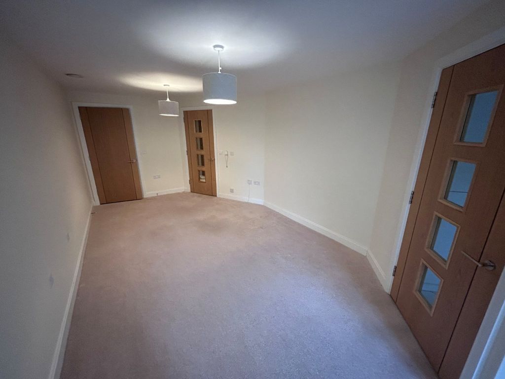 Property photo 3 of 11 Lounge