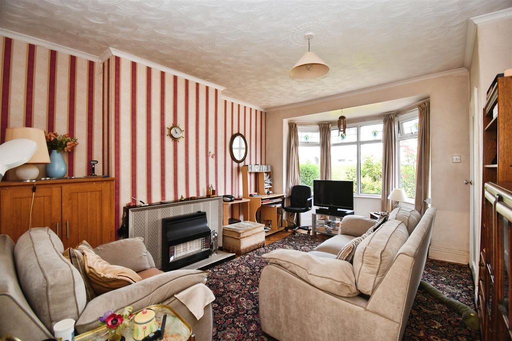 Property photo 2 of 12 Lounge