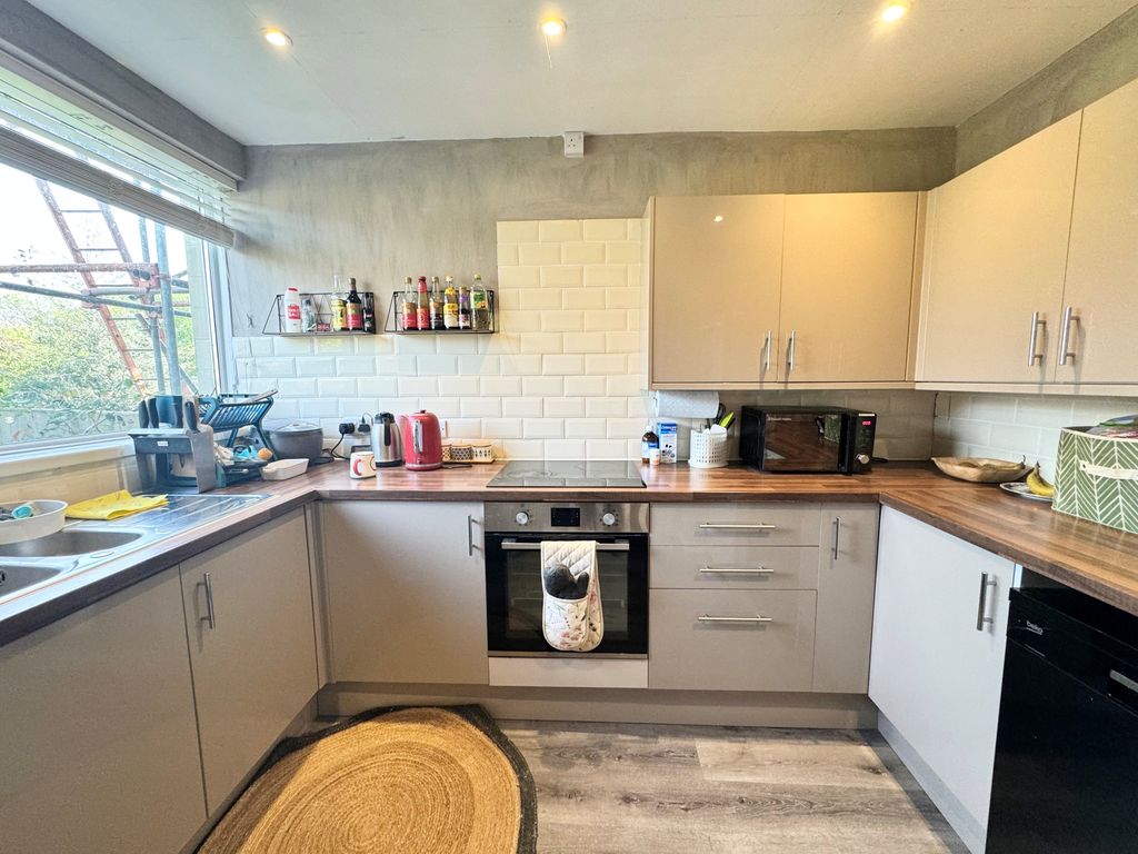 Property photo 3 of 11 Kitchen