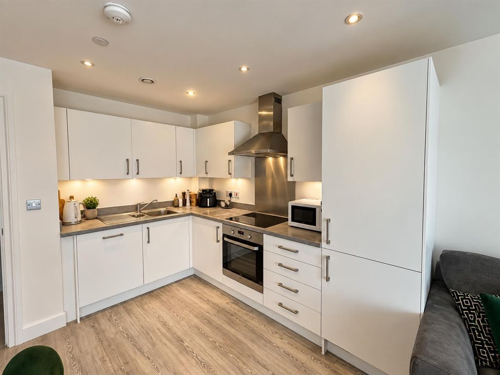Property photo 2 of 14 Modern Fitted Kitchen