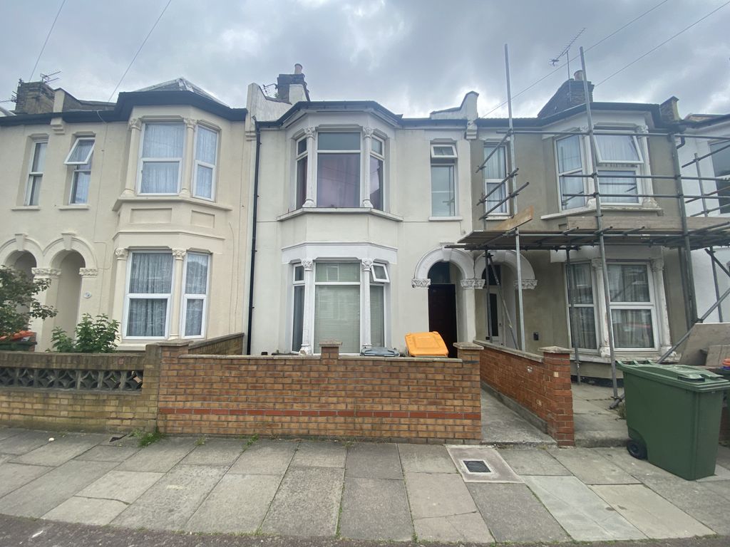 Property photo 1 of 11 6 Bedroom House For Sale, Caistor Park Road, London