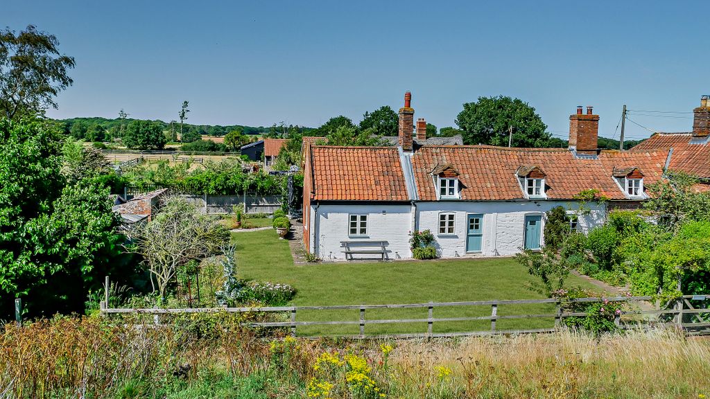 Property photo 3 of 36 8655309-Exterior37-V2-800