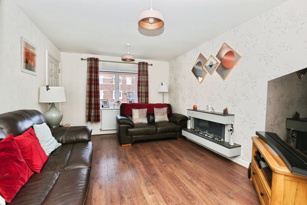 Property photo 3 of 15 Lounge