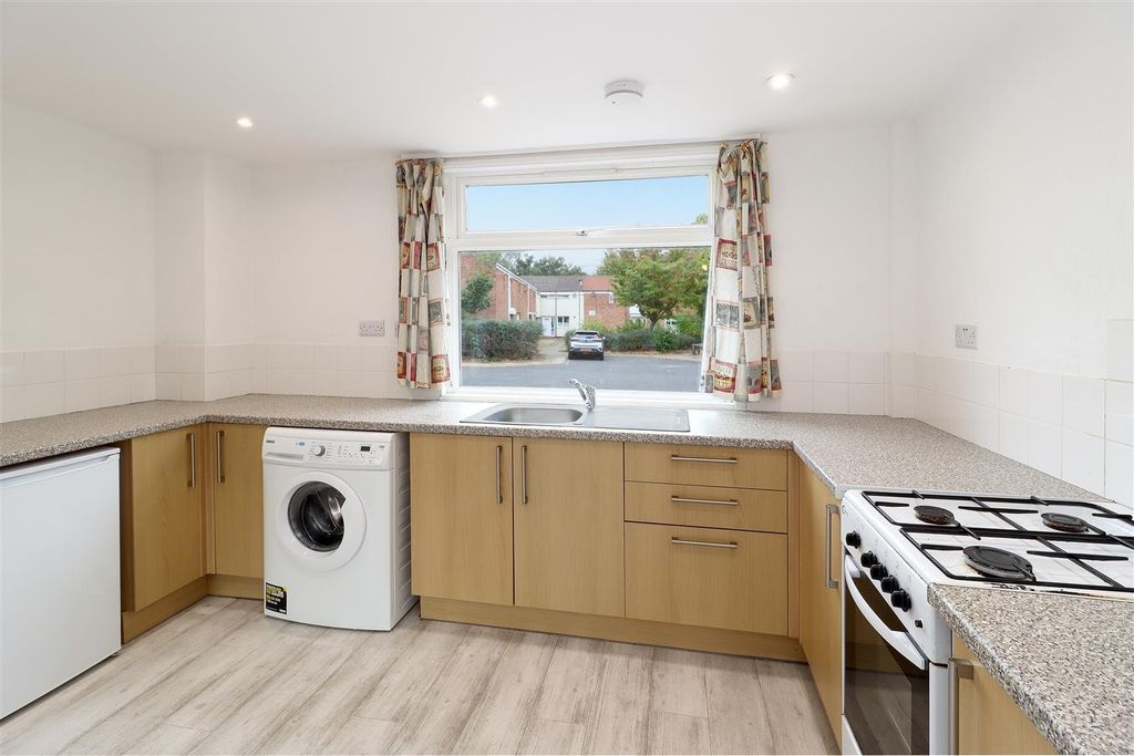 Property photo 3 of 11 Kitchen