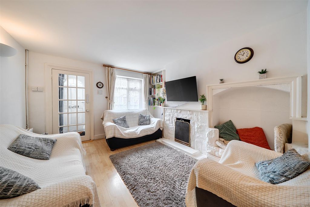 Property photo 2 of 11 New Road - Lounge.Jpg