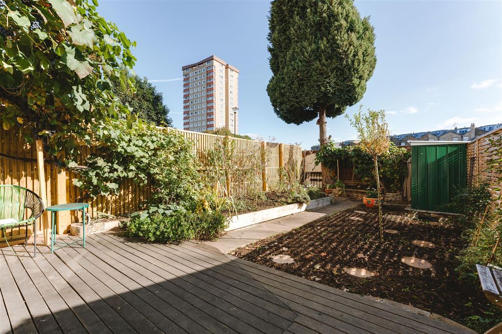 Property photo 3 of 26 Orwell_Court-30.Jpg