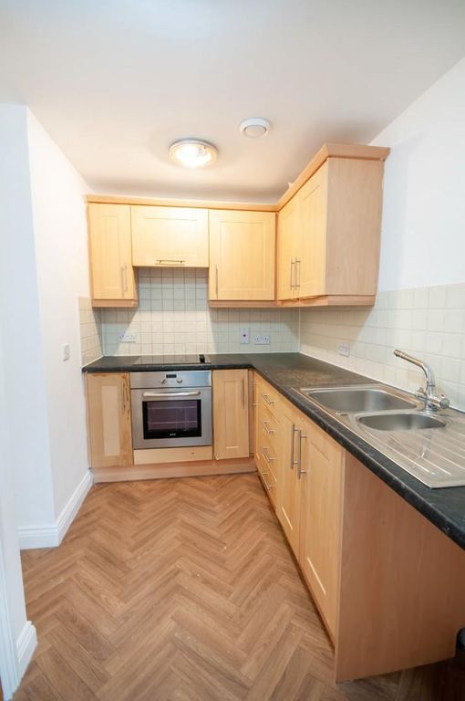 Property photo 3 of 11 Kitchen