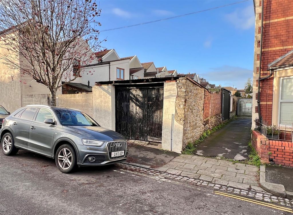 Property photo 3 of 12 3 - Garage Workshop For Auction, Ashley Down.Jpg