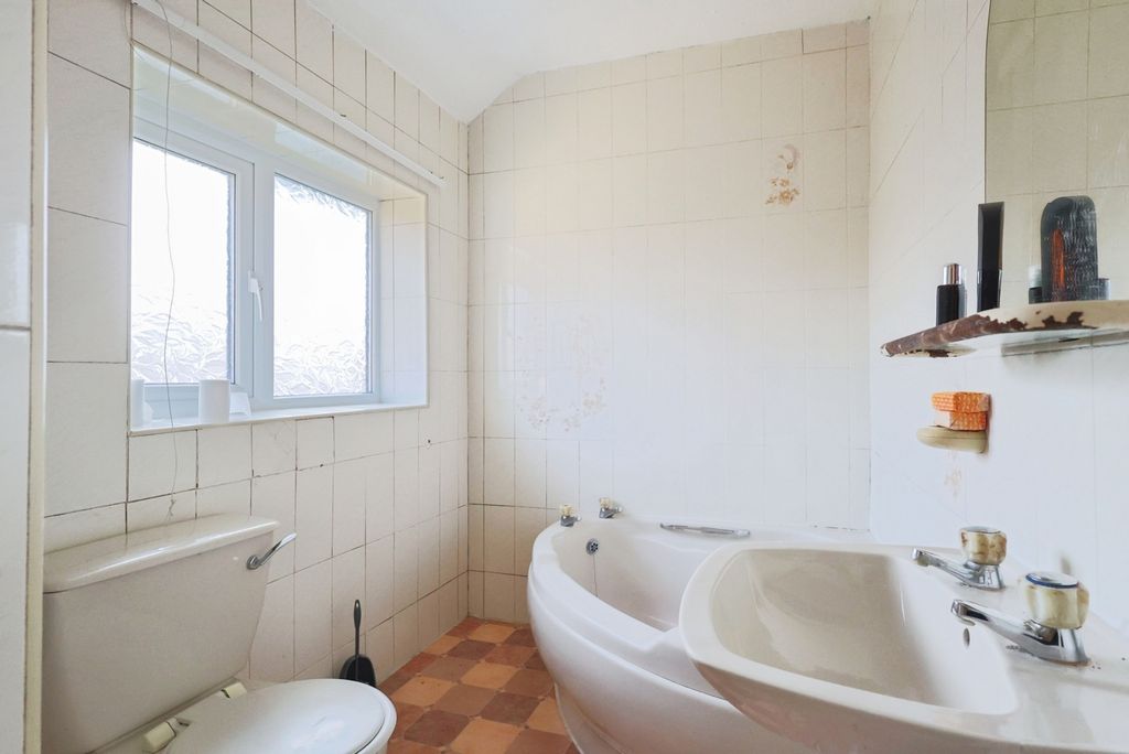 Property photo 3 of 17 Bathroom