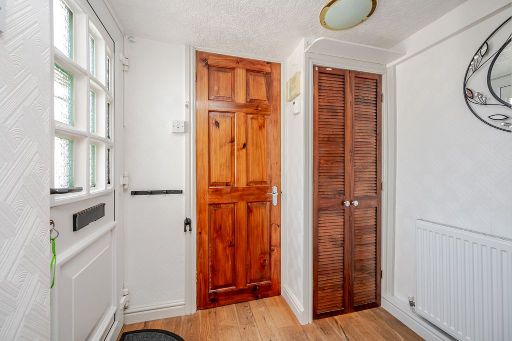 Property photo 2 of 24 Entrance Hall