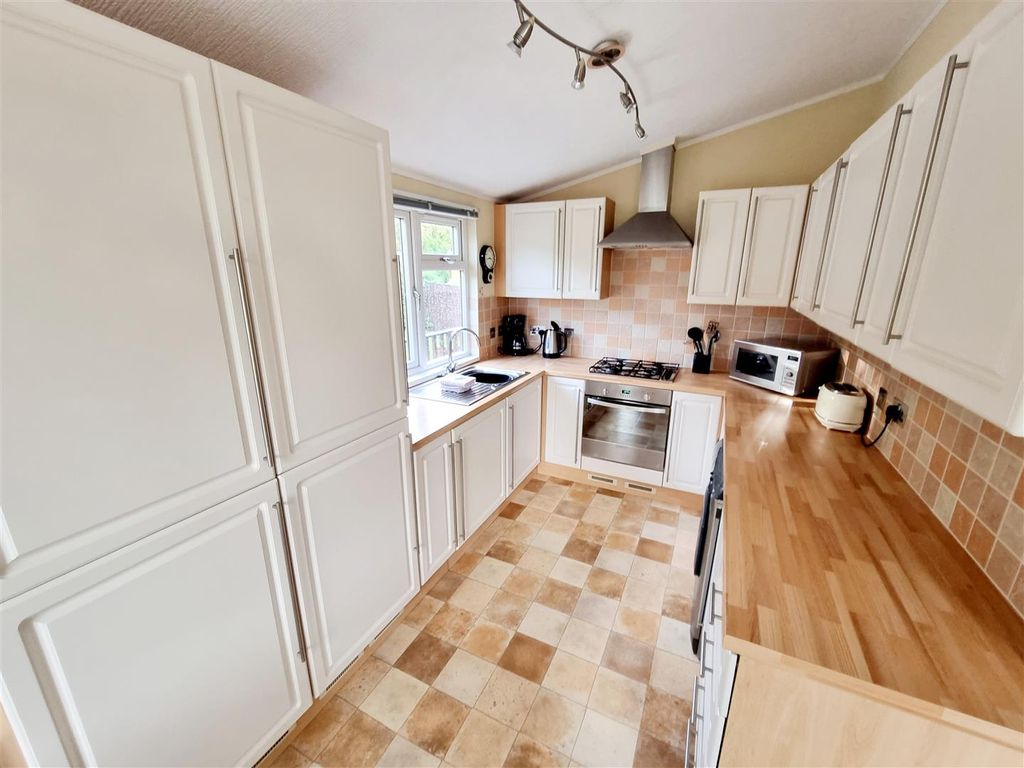Property photo 3 of 9 Kitchen