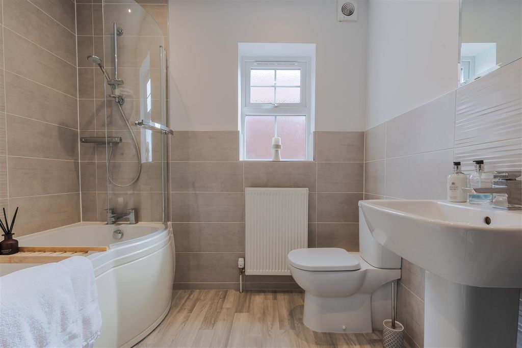 Property photo 3 of 21 Bathroom
