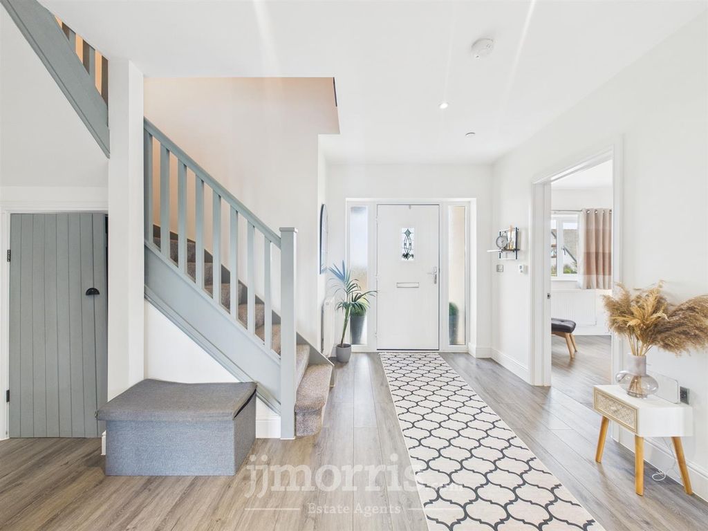 Property photo 3 of 32 Entrance Hall